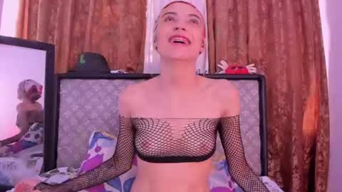 Snapshot of sophie_vega1 chatting on June 12, 6:40 pm Sophie online show from June 12, 6:40 pm