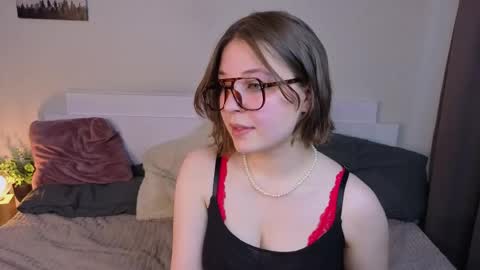 Snapshot of sophieblush chatting on May 6, 6:19 am Sophia online show from May 6, 6:19 am