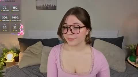 Snapshot of sophieblush chatting on May 26, 5:47 am Sophia online show from May 26, 5:47 am