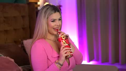 Snapshot of sophieboobsx chatting on May 13, 6:11 am Sophie online show from May 13, 6:11 am