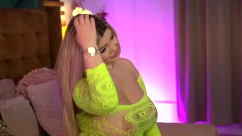 Snapshot of sophieboobsx chatting on May 15, 5:47 am Sophie online show from May 15, 5:47 am