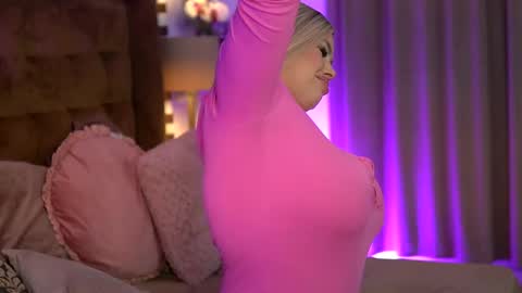 Snapshot of sophieboobsx chatting on May 16, 5:26 am Sophie online show from May 16, 5:26 am