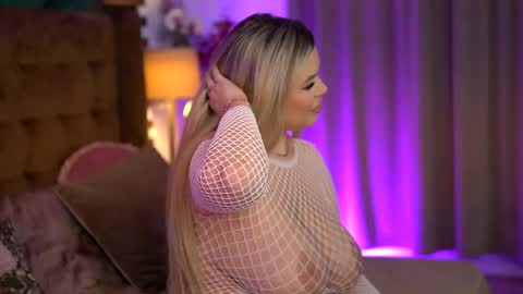 Snapshot of sophieboobsx chatting on May 27, 5:48 am Sophie online show from May 27, 5:48 am