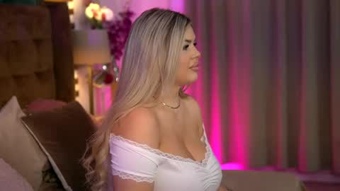 Snapshot of sophieboobsx chatting on May 30, 6:10 am Sophie online show from May 30, 6:10 am