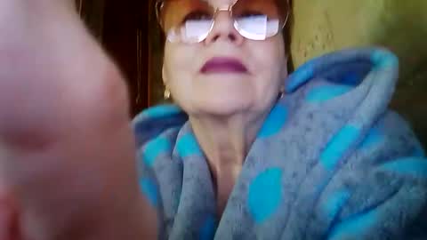 SophieBurnsX online show from April 28, 9:58 am