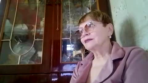 SophieBurnsX online show from May 21, 10:00 am
