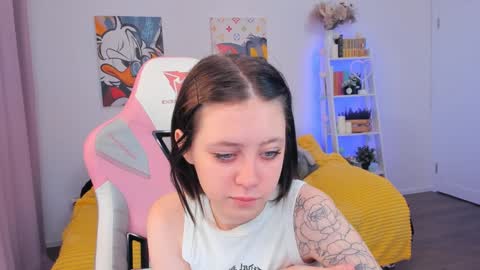 Snapshot of sophiee_lane chatting on December 23, 3:50 am Sophie online show from December 23, 3:50 am