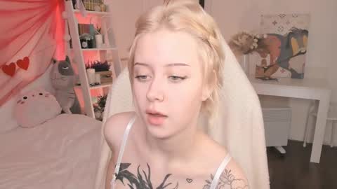 Snapshot of sophiee_lane chatting on February 16, 3:58 am Sophie online show from February 16, 3:58 am