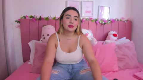 Snapshot of sophiee_rosee chatting on April 4, 8:17 pm sophiee rosee online show from April 4, 8:17 pm