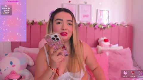 Snapshot of sophiee_rosee chatting on April 7, 4:51 pm sophiee rosee online show from April 7, 4:51 pm