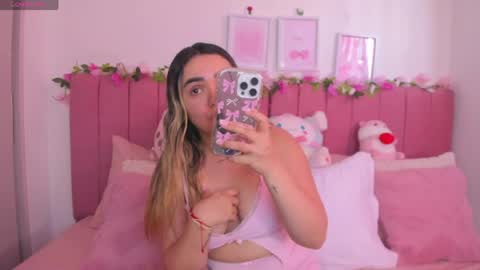 Snapshot of sophiee_rosee chatting on April 19, 8:11 pm sophiee rosee online show from April 19, 8:11 pm
