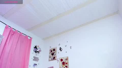 Snapshot of sophieewoods chatting on December 18, 8:14 pm Sophie Woods online show from December 18, 8:14 pm