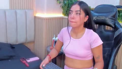 Snapshot of sophiegriffin_ chatting on February 7, 7:06 pm Sofa online show from February 7, 7:06 pm