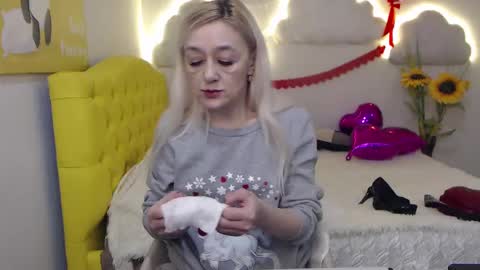 Snapshot of sophiekittyy chatting on February 13, 7:24 am sophiekittyy online show from February 13, 7:24 am