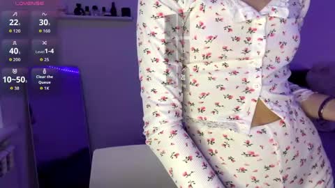citygirl my face is 10 my body tea everything on me natural im petiteee online show from April 26, 7:00 pm