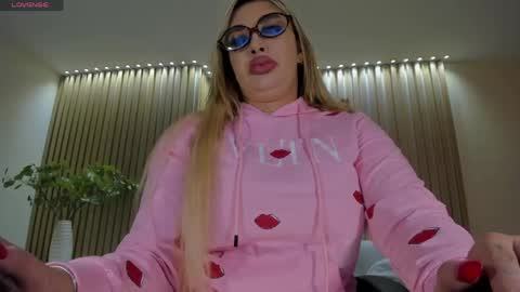 Sophie  Palmer online show from May 28, 11:40 am