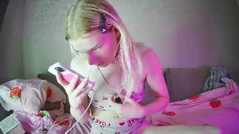 Snapshot of soska_albinosk chatting on July 14, 10:21 am soska_albinosk online show from July 14, 10:21 am