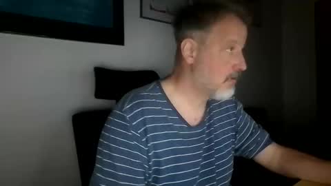 Snapshot of soundshark1974 chatting on April 28, 8:25 pm Soundshark online show from April 28, 8:25 pm