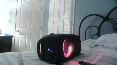 Snapshot of spacecase843 chatting on February 9, 1:55 am TrndSettrz online show from February 9, 1:55 am