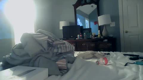 Snapshot of spacecase843 chatting on February 12, 2:56 am TrndSettrz online show from February 12, 2:56 am