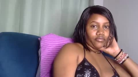 Snapshot of squirtqueen333 chatting on December 5, 8:00 pm shana online show from December 5, 8:00 pm