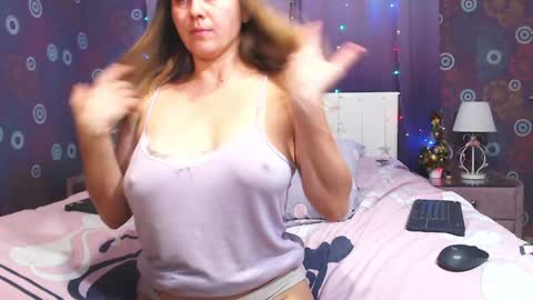 Snapshot of squirtyjess chatting on December 25, 6:52 pm just Jess online show from December 25, 6:52 pm