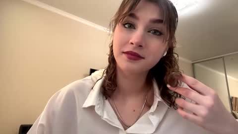 Snapshot of stacicurren chatting on February 6, 8:18 am Elli online show from February 6, 8:18 am