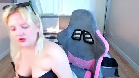 Snapshot of stacy_allenn chatting on May 22, 9:15 am Stacy allenn online show from May 22, 9:15 am