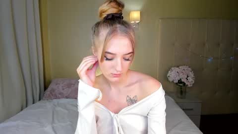 Snapshot of stacy_riiver chatting on February 22, 11:24 am Stacy Mon Tue Wed Thu Fri Sun GMT GMT 3 1000am - 0400pm online show from February 22, 11:24 am