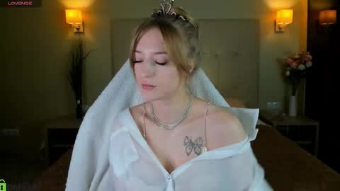 Snapshot of stacy_riiver chatting on February 20, 9:21 am Stacy Mon Tue Wed Thu Fri Sun GMT GMT 3 1000am - 0400pm online show from February 20, 9:21 am