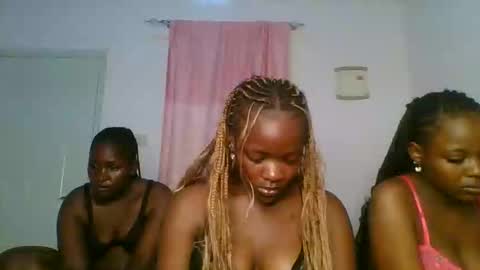 Snapshot of stargirl_lia chatting on May 5, 4:31 am lia online show from May 5, 4:31 am