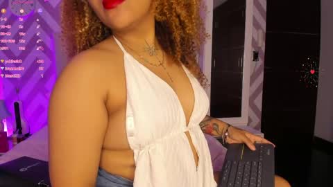 Snapshot of starlightsss_ chatting on May 19, 1:56 am . online show from May 19, 1:56 am
