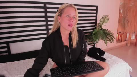 Snapshot of stefannny_ chatting on December 2, 4:20 pm Stefanny online show from December 2, 4:20 pm