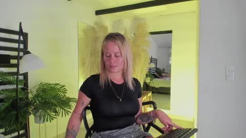 Snapshot of stefannny_ chatting on January 10, 3:48 pm Stefanny online show from January 10, 3:48 pm