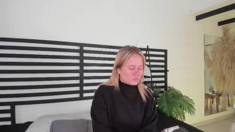 Snapshot of stefannny_ chatting on February 18, 12:28 pm Stefanny online show from February 18, 12:28 pm
