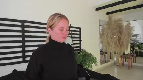 Snapshot of stefannny_ chatting on February 18, 6:37 pm Stefanny online show from February 18, 6:37 pm