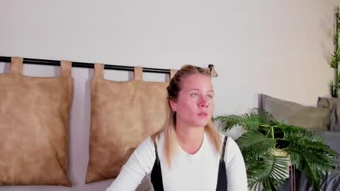 Snapshot of stefannny_ chatting on February 23, 2:04 pm Stefanny online show from February 23, 2:04 pm