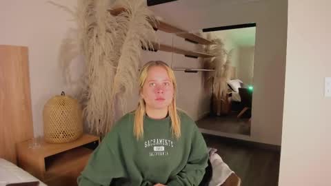 Snapshot of stefannny_ chatting on March 8, 12:30 pm Stefanny online show from March 8, 12:30 pm