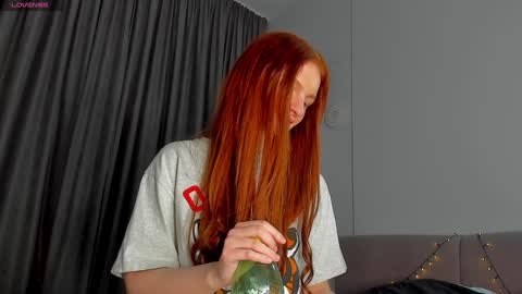 Snapshot of stella_crystal chatting on December 9, 11:45 pm karma online show from December 9, 11:45 pm