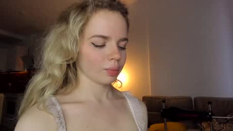 Snapshot of stella_vans chatting on December 29, 12:01 pm Asella online show from December 29, 12:01 pm