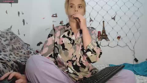 Stephanie   online show from October 2, 9:38 am