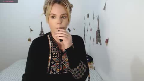 Stephanie   online show from October 17, 10:07 am