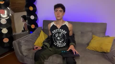 Snapshot of stolas_ying chatting on February 12, 12:27 am Stolas online show from February 12, 12:27 am