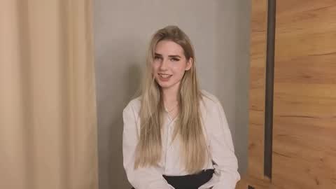 Snapshot of stormymuse chatting on November 17, 5:08 pm Luna online show from November 17, 5:08 pm