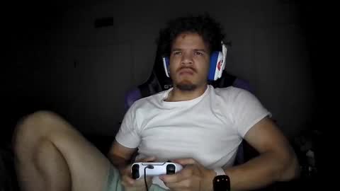 Snapshot of str8dj chatting on January 6, 3:21 am Dj online show from January 6, 3:21 am