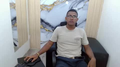 Snapshot of straightbigcockk chatting on November 16, 2:06 am StraightBigCock online show from November 16, 2:06 am