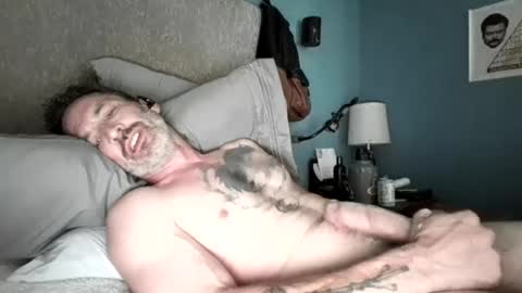 Snapshot of straighthungmarriedman chatting on July 4, 11:22 pm straighthungmarriedman online show from July 4, 11:22 pm