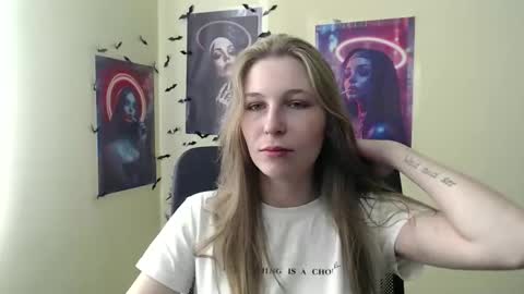 Snapshot of stranger_giirl chatting on April 2, 6:11 am Amalia online show from April 2, 6:11 am