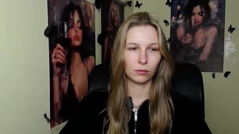 Snapshot of stranger_giirl chatting on April 23, 11:20 am Amalia online show from April 23, 11:20 am