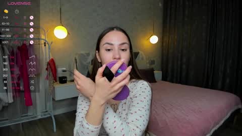 Snapshot of straw_juice chatting on February 16, 1:35 am Laura online show from February 16, 1:35 am